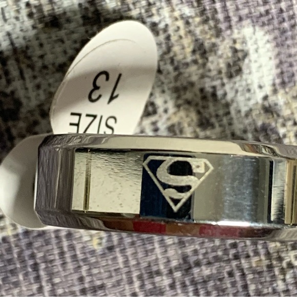NWT Men’s Thick Etched Superman Ring - Picture 9 of 9
